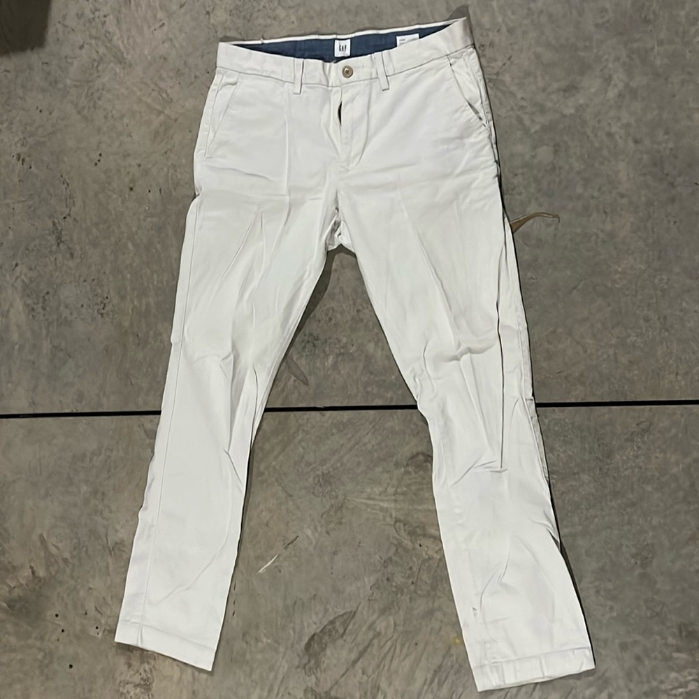Men’s Khaki pants. GAP. Light cream color. Size 33/32.